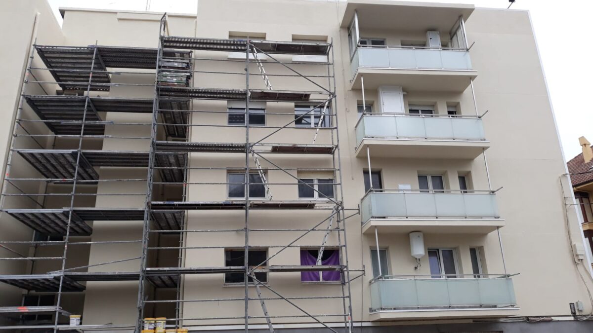 Edificio con andamios finalizado